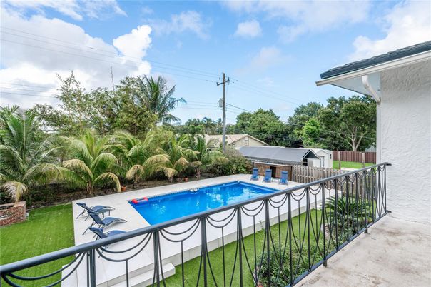 Exterior, Pool