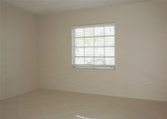 Empty room, Interior