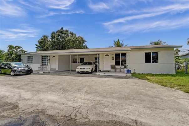 Exterior, Facade, Ranch