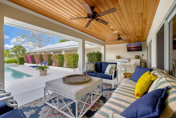 Exterior, Living room, Pool