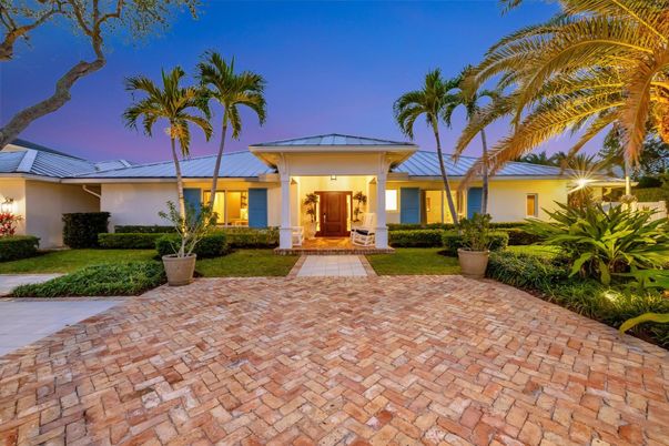 Backyard, Exterior, Facade, Ranch