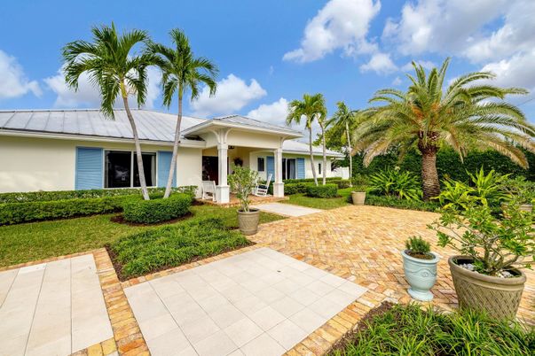 Backyard, Exterior, Facade, Ranch