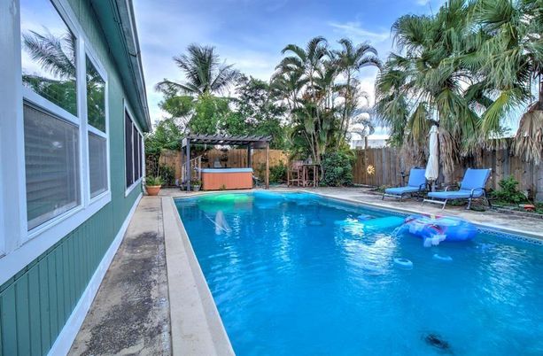 Exterior, Hot Tub, Pool