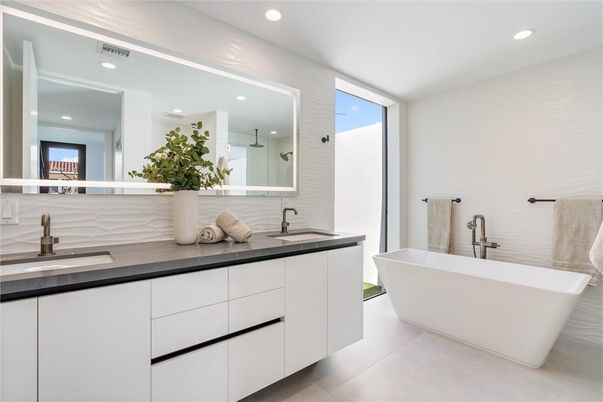 Bathroom, Dual Sink Vanities, Free Standing Baths, Interior, Recessed Lighting