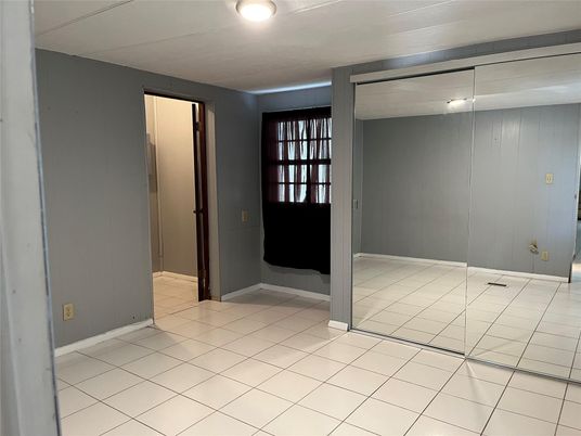 Empty room, Interior