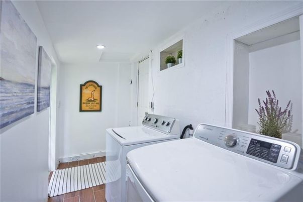 Interior, Recessed Lighting, Washer, Wood Texture Flooring