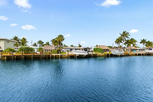 Exterior, Lake