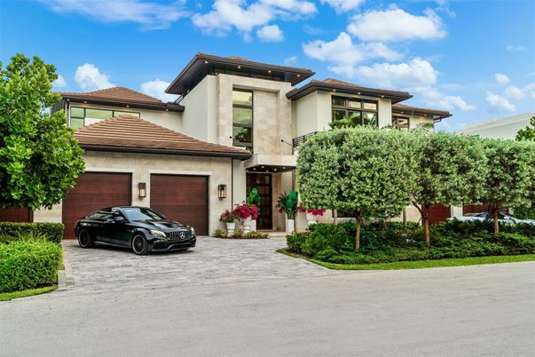 Attached, Exterior, Facade, Mediterranean
