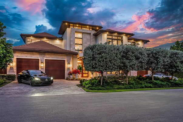 Attached, Exterior, Facade, Mediterranean