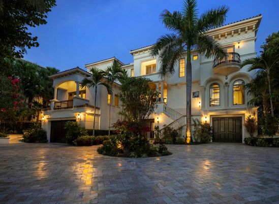 Attached, Exterior, Facade, Mediterranean