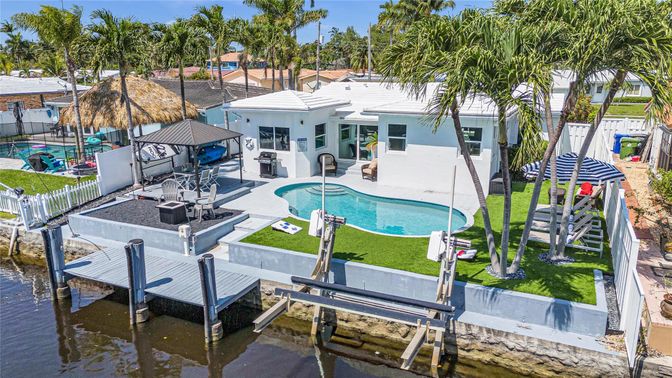 Exterior, Pool, Water