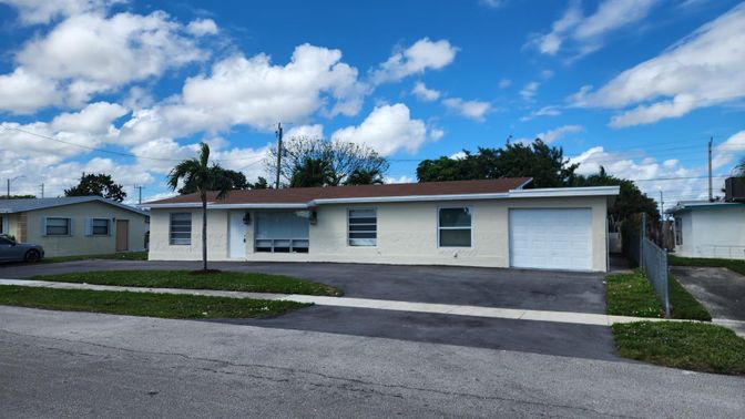Attached, Exterior, Facade, Ranch