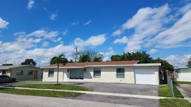 Attached, Exterior, Facade, Ranch