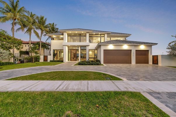 Attached, Backyard, Exterior, Facade, Modern