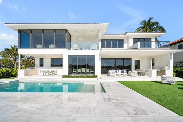 Backyard, Exterior, Facade, Pool, Modern