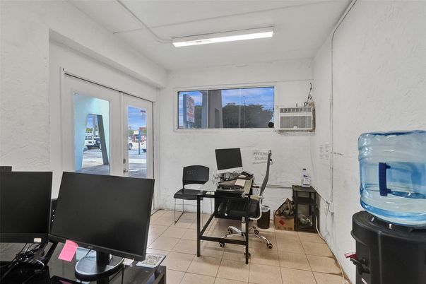Home Office, Interior