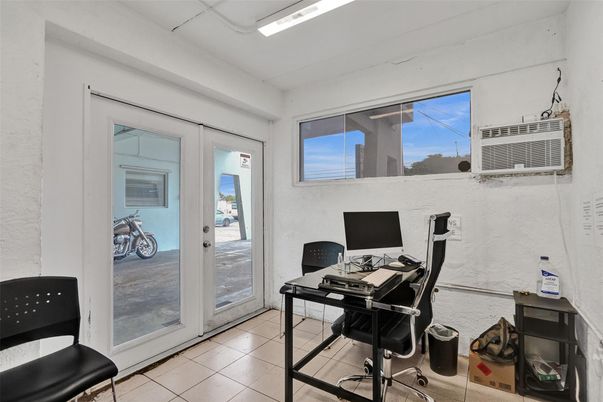 Home Office, Interior