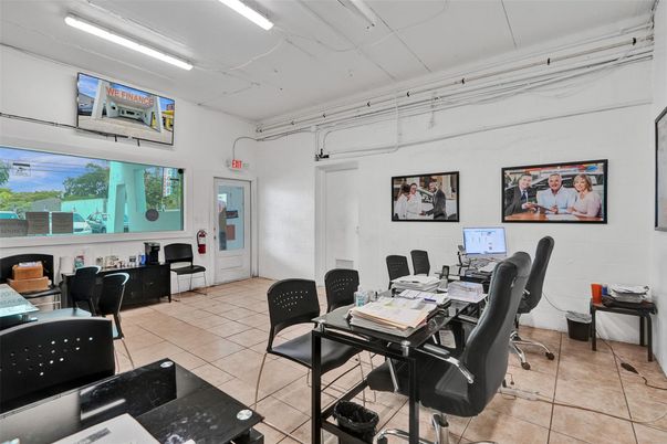 Home Office, Interior