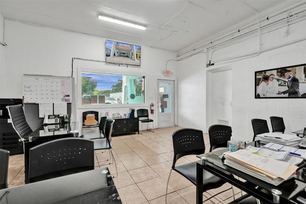 Home Office, Interior