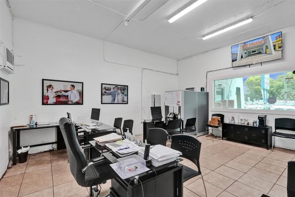 Home Office, Interior