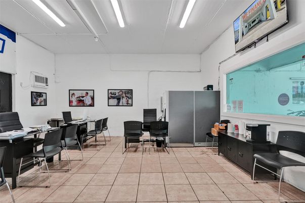 Home Office, Interior