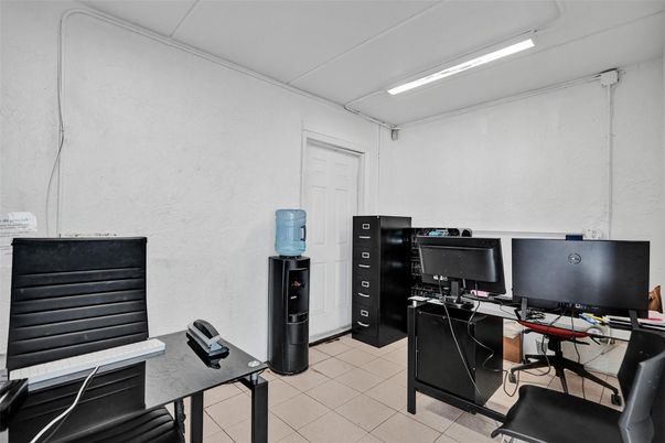 Home Office, Interior