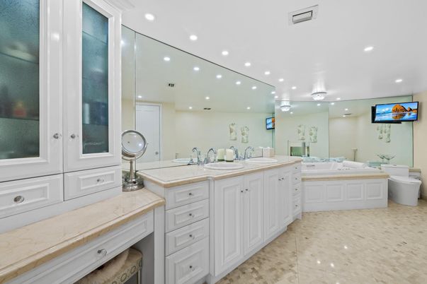 Bathroom, Dual Sink Vanities, Interior, Recessed Lighting