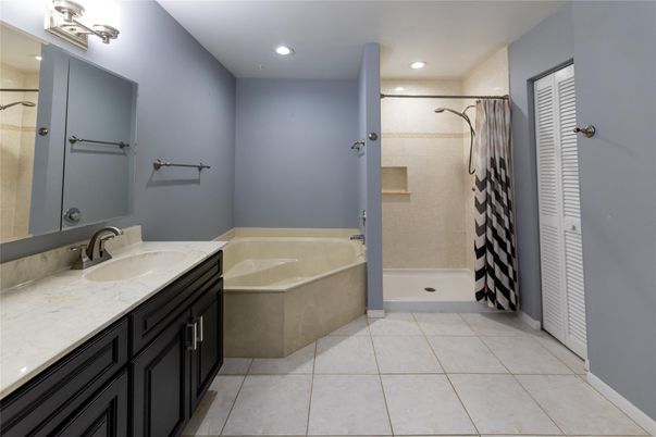 Bathroom, Interior, Recessed Lighting