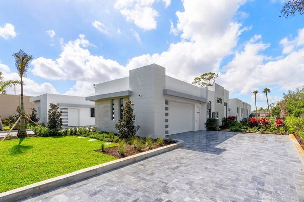 Attached, Backyard, Exterior, Facade, Modern