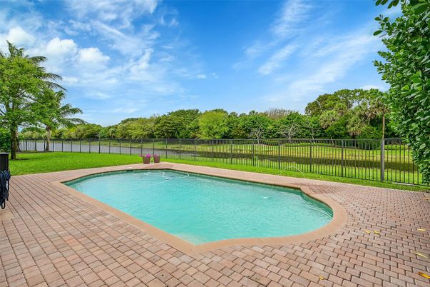 Exterior, Pool, Water