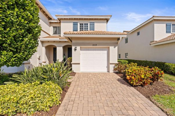 Attached, Exterior, Facade, Mediterranean