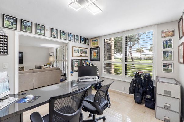 Home Office, Interior