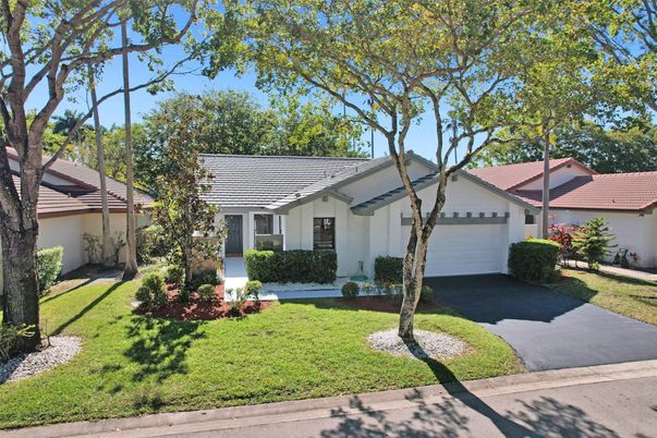 Attached, Exterior, Facade, Ranch