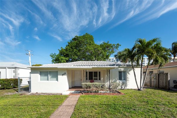 Backyard, Exterior, Facade, Ranch