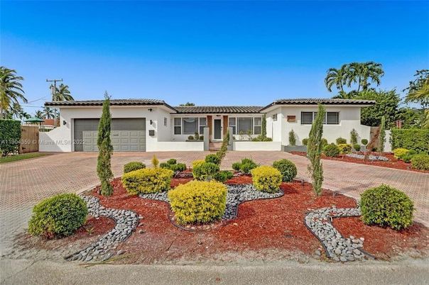 Attached, Exterior, Facade, Mediterranean