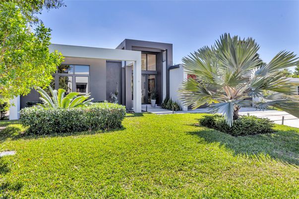 Backyard, Exterior, Facade, Modern