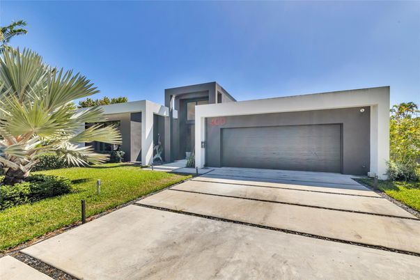 Attached, Exterior, Facade, Modern