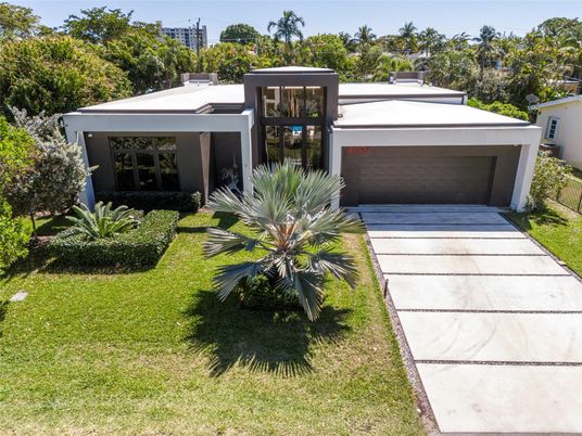 Attached, Backyard, Exterior, Facade, Modern