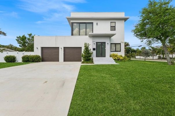 Attached, Backyard, Exterior, Facade, Modern
