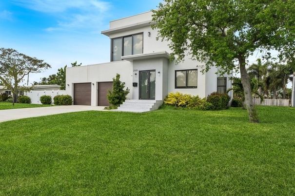 Attached, Backyard, Exterior, Facade, Modern