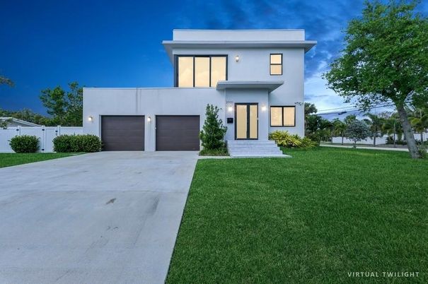 Attached, Backyard, Exterior, Facade, Modern