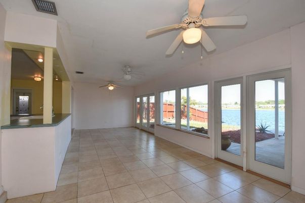 Empty room, Interior, Water