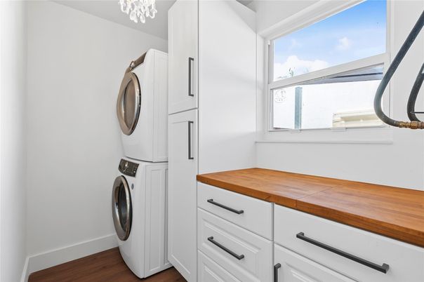 Interior, Washer, Wood Texture Flooring