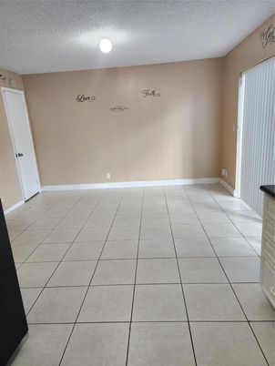 Empty room, Interior