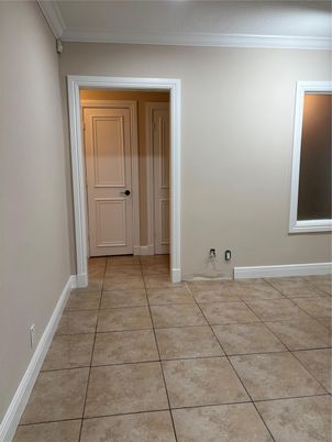 Empty room, Interior