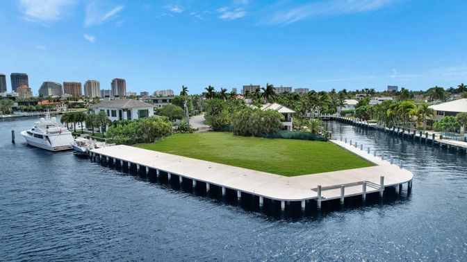Exterior, Lake