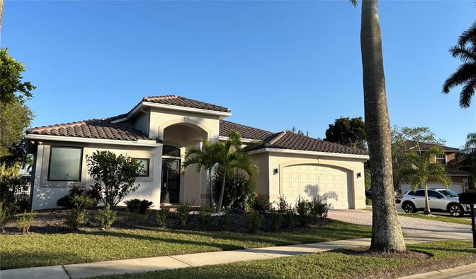 Attached, Exterior, Facade, Mediterranean
