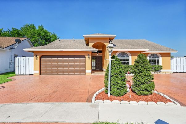 Attached, Exterior, Facade, Mediterranean