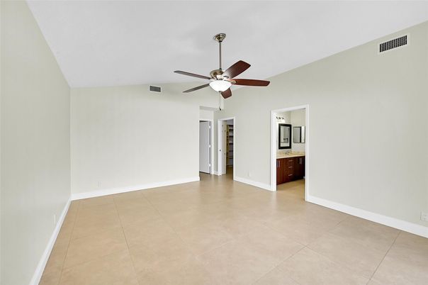 Empty room, Interior