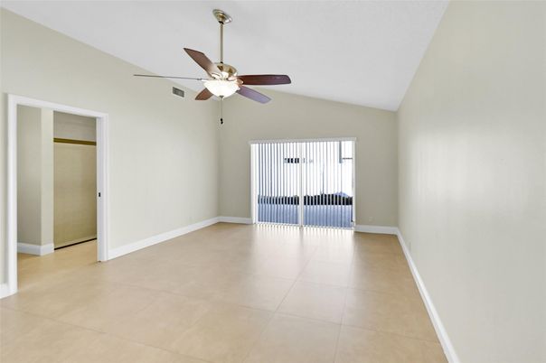 Empty room, Interior
